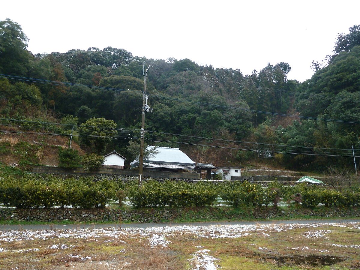 山あいの白壁の農家 / White-walled farmhouse in a mountain valley