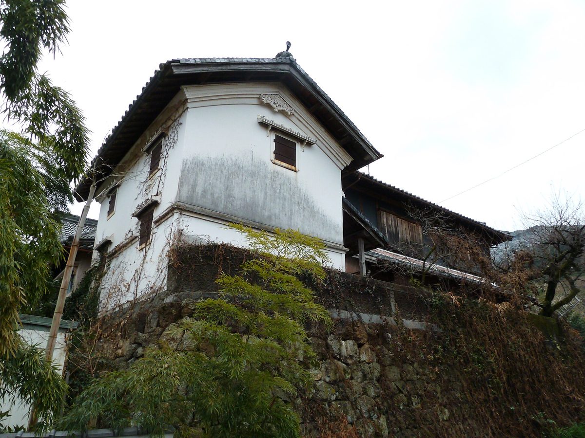 白漆喰の蔵のある古民家 / Old house with a white-plastered storehouse