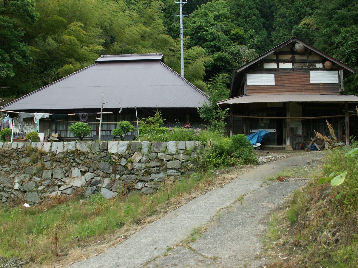 石垣の上の二棟の農家 / Two farmhouses above a stone wall