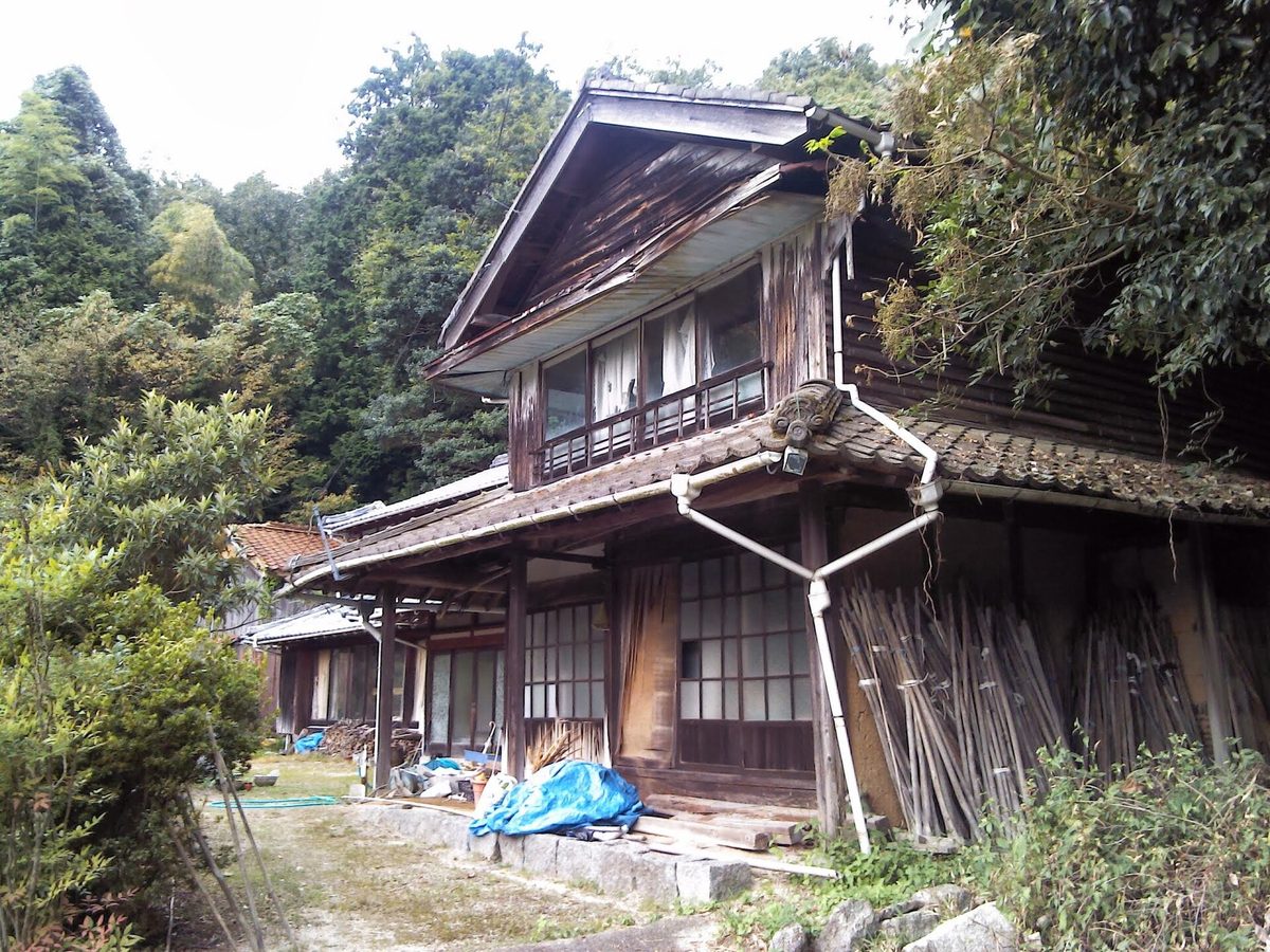 木造二階建ての古い家 / Old two-storey wooden house