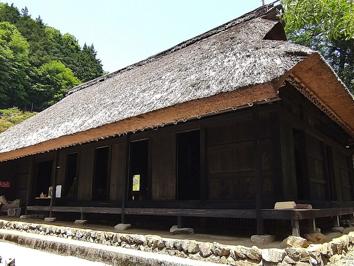 大型の茅葺き古民家 / Large thatched traditional house